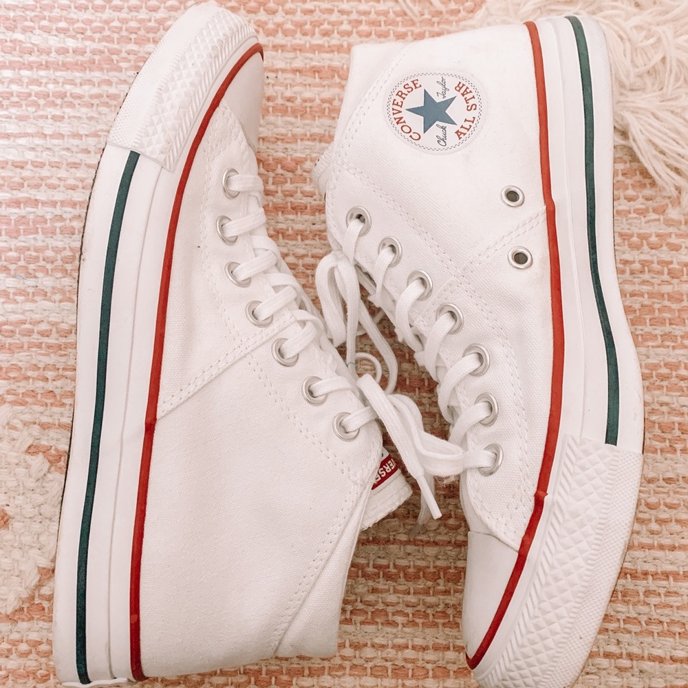 NWOT Chuck Taylor White Converse 🦋✨ TRENDY